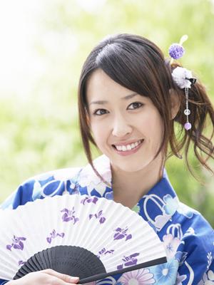 華やかなバッグやネックレスを購入できる